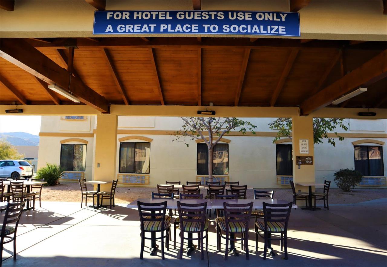 Oasis Inn And Suites Joshua Tree -29 Palms Twentynine Palms Exterior photo